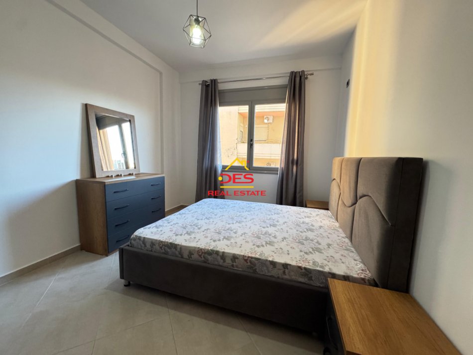 Vlore, jepet me qera apartament 1+1+Ballkon Kati 6, 70 m² 320 € (Rruga Sadik Zotaj)