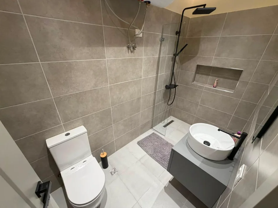 Tirane, jepet me qera apartament 2+1 , 1.300 € 