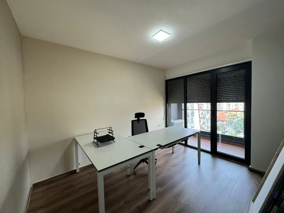 Tirane, jepet me qera zyre Kati 6, 65 m² 500 € (Kompleksi Olimpik)