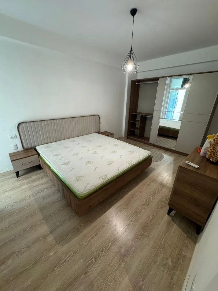 Tirane, jepet me qera apartament 2+1+Ballkon Kati 7, 89 m² 600 € ( Ish Parku i Autobuzave, Kompleksi Star, Rruga Ndre Mjeda)