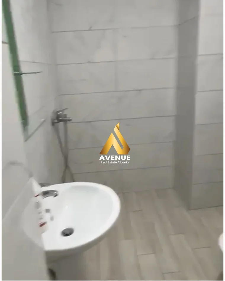 Tirane, jepet me qera apartament 1+1+Ballkon Kati 5, 65 m² 500 € (Rruga Sokrat Miho)