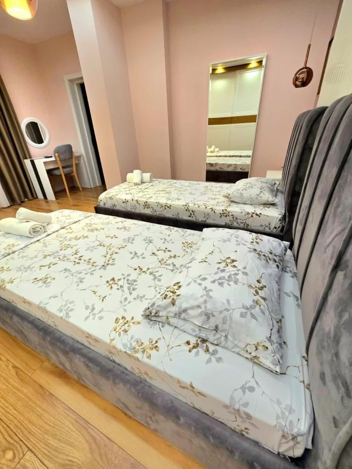 Tirane, jepet me qera apartament 2+1+Ballkon Kati 4, 90 m² 650 € (Hamdi sina)