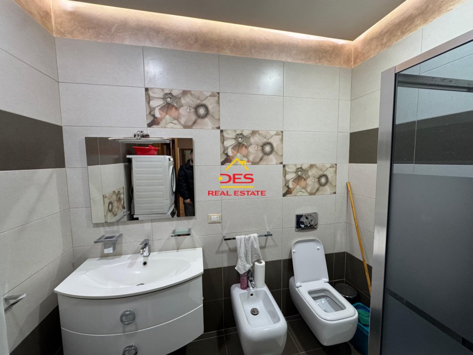 Vlore, jepet me qera apartament 2+1+Ballkon Kati 3, 90 m² 400 € (Rruga Sadik Zotaj)