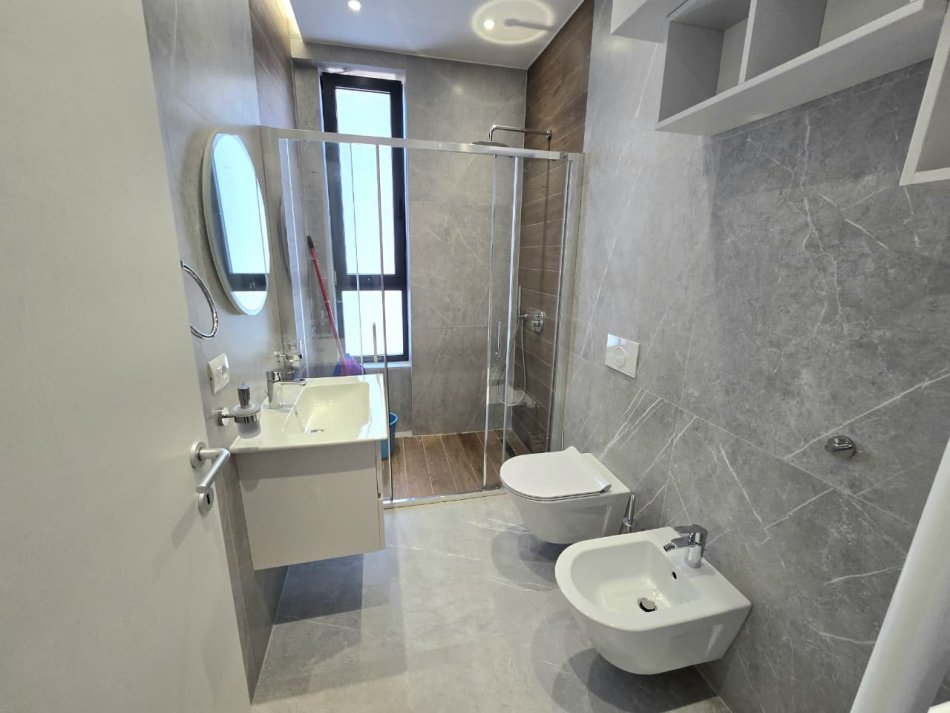 Tirane, jepet me qera apartament 2+1+Ballkon Kati 3, 100 m² 1.000 € (Rruga Jordan Misja)