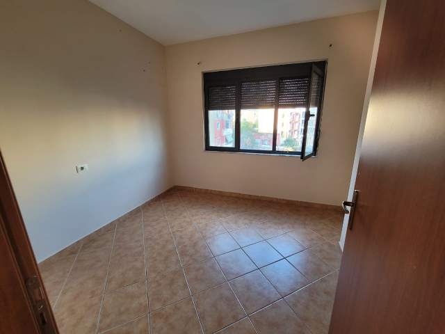 Tirane, jepet me qera apartament Kati 3, 92 m² 40.000 Leke (Rruga Naim Frasheri)