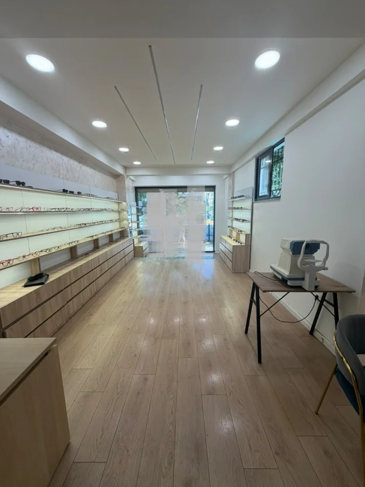 Tirane, jepet me qera zyre Kati 0, 50 m² 1.500 € (rruga e kavajes , 21 Dhjetori)