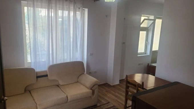 Tirane, jepet me qera apartament 1+1+Aneks+Ballkon Kati 2, 55 m² 260 € (pazari i ri , 9 kateshet)