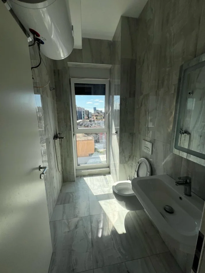 Tirane, jepet me qera apartament 2+1 , 550 € (Jordan Misja, Pallati Kontakt)