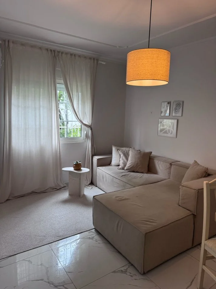 Tirane, jepet me qera apartament 1+1+Ballkon Kati 1, 53 m² 400 € (rruga Kongresi Manastirit)