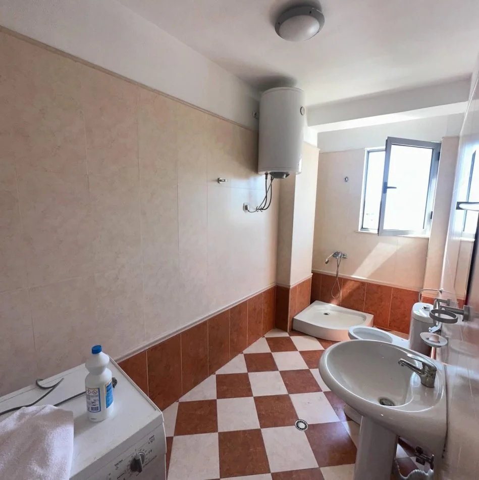 Durres, jepet me qera apartament 2+1+Ballkon Kati 10, 95 m² 300 € (POLICIA DURRES)