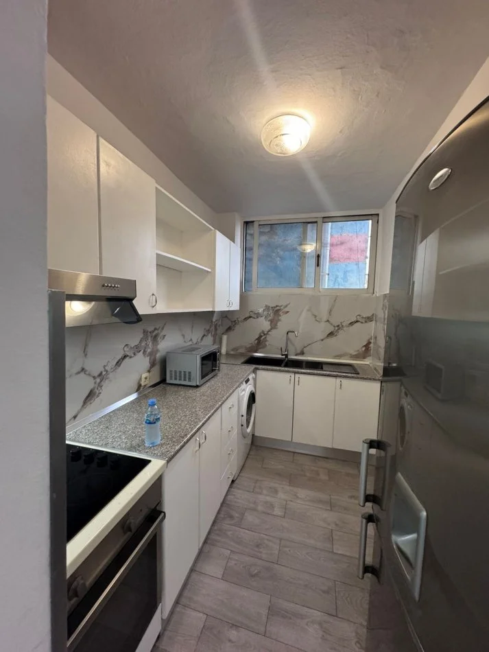 Tirane, jepet me qera apartament 2+1+Ballkon Kati 4, 72 m² 550 € (Ali Dem perballe shkolles 1 Maj ( ne rruge kryesore))