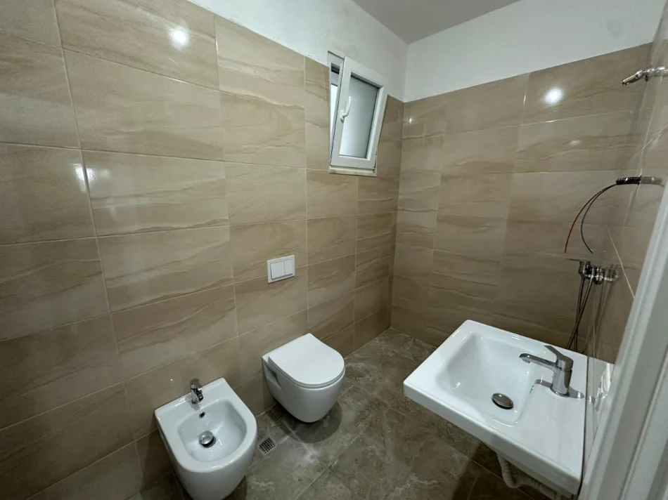 Tirane, jepet me qera apartament 2+1+Ballkon Kati 2, 100 m² 570 € (Rruga Turhan Pashe Permeti)