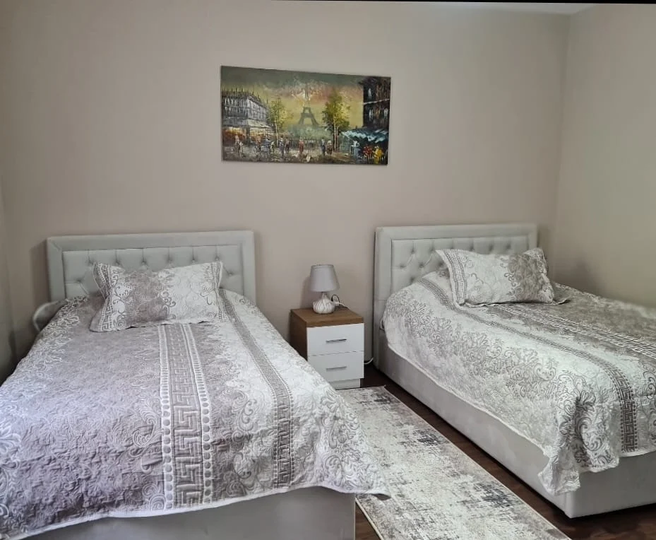 Tirane, jepet me qera apartament 2+1 Kati 0, 125 m² 700 € (Rruga e Dibres)