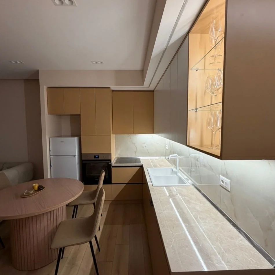 Tirane, jepet me qera apartament 2+1+Ballkon , 900 € (Vizion+)