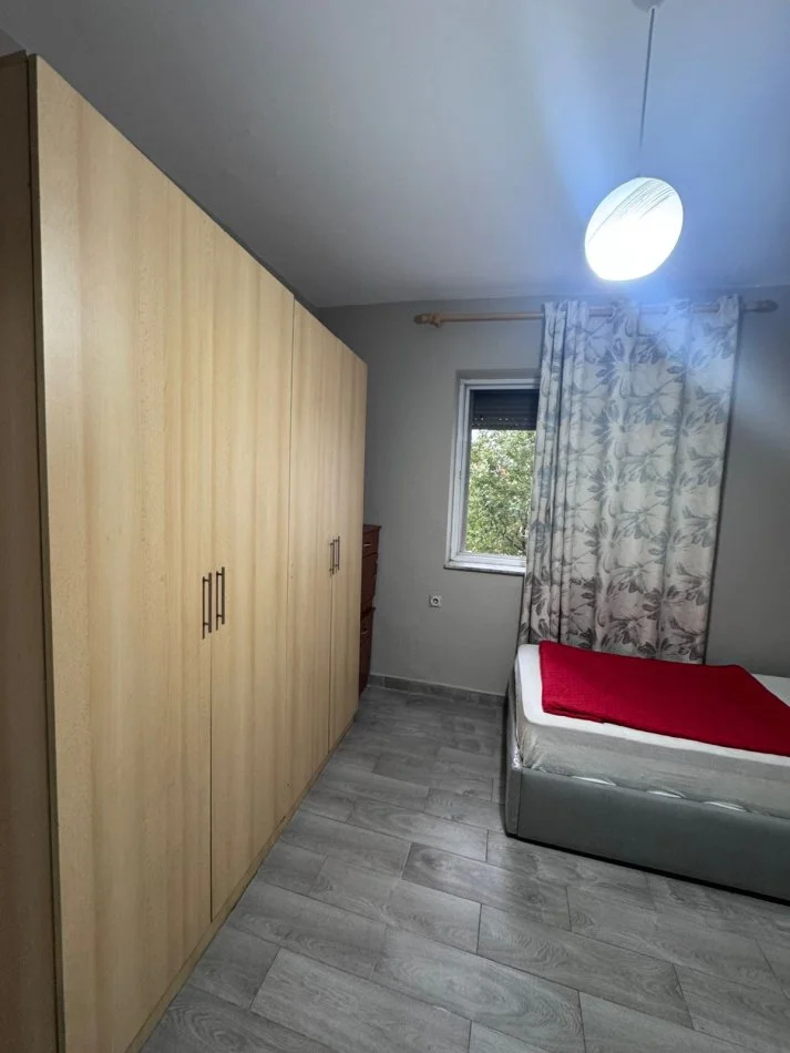 Tirane, jepet me qera apartament 2+1+Ballkon Kati 4, 72 m² 550 € (Ali Dem perballe shkolles 1 Maj ( ne rruge kryesore))