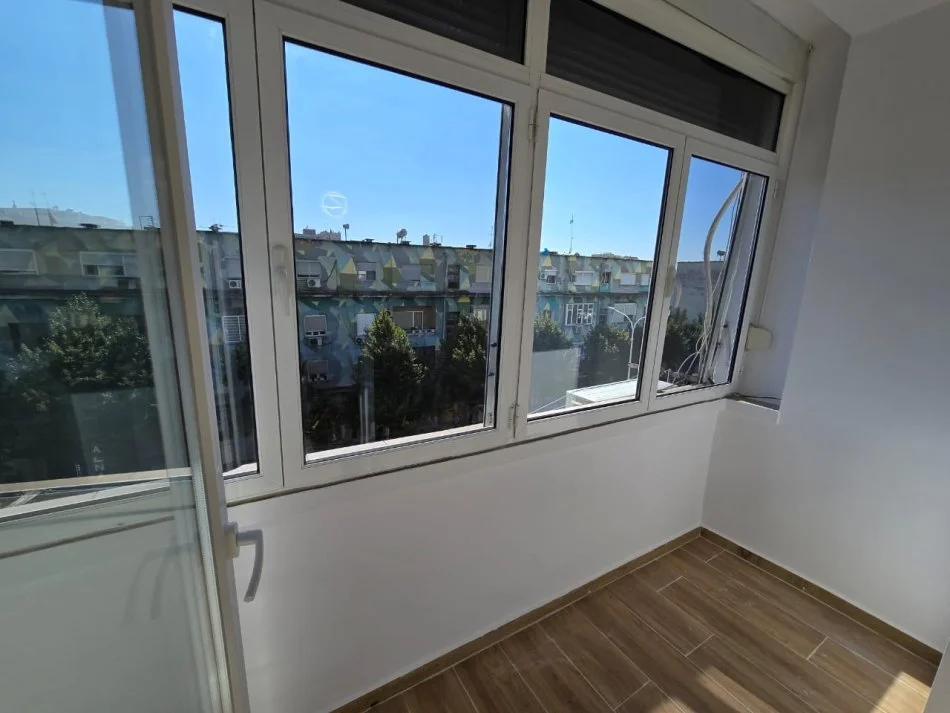 Shitet Apartment Te Rr Bardhyl Në Rr Kryesore Afër Spitaleve sipërfaqja 77m²