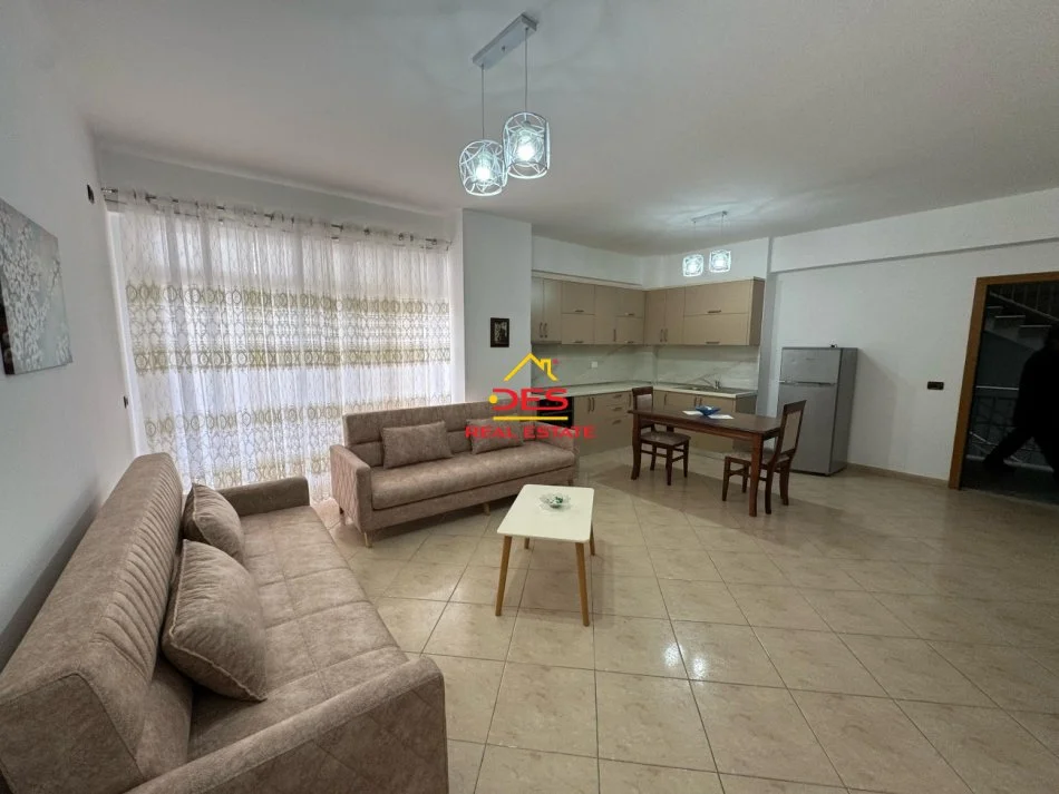 Vlore, jepet me qera apartament 1+1+Ballkon Kati 5, 250 m² 250 € (Rruga 7 Nëntori)