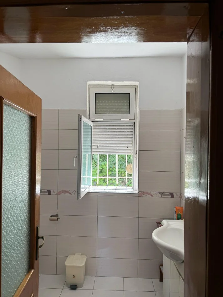 Tirane, jepet me qera apartament 1+1+Ballkon Kati 1, 500 € (Vasil Shanto)