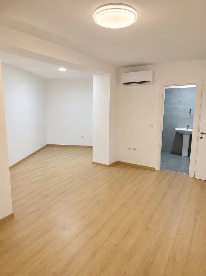 Tirane, jepet me qera aktivitet biznesi Kati 2, 100 m² 1.000 € (ish fusha e aviacionit)