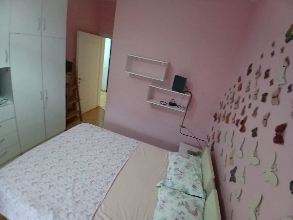 Tirane, jepet me qera apartament 2+1+Ballkon Kati 1, 90 m² 580 € 