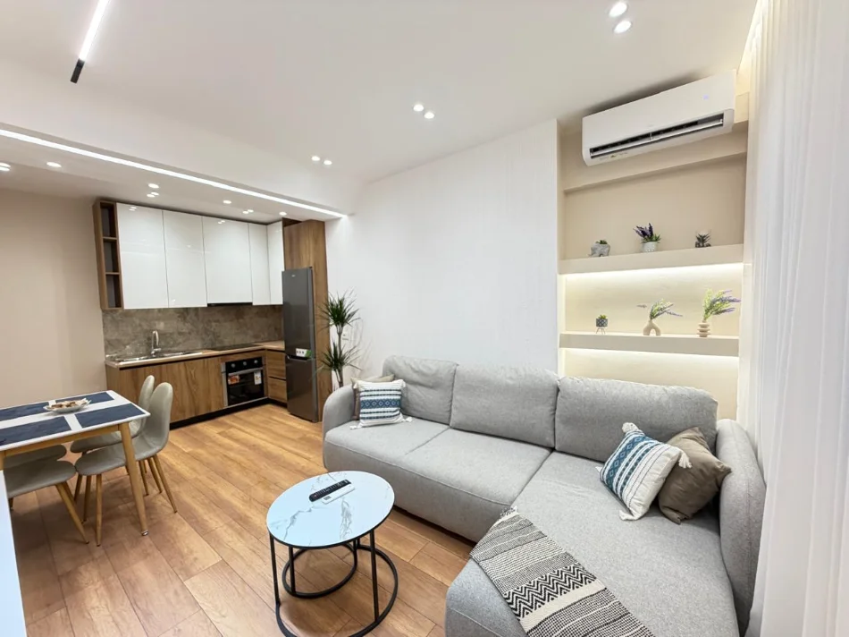 Tirane, jepet me qera apartament 1+1+Ballkon Kati 3, 65 m² 650 € (Rruga Hoxha Tahsim)