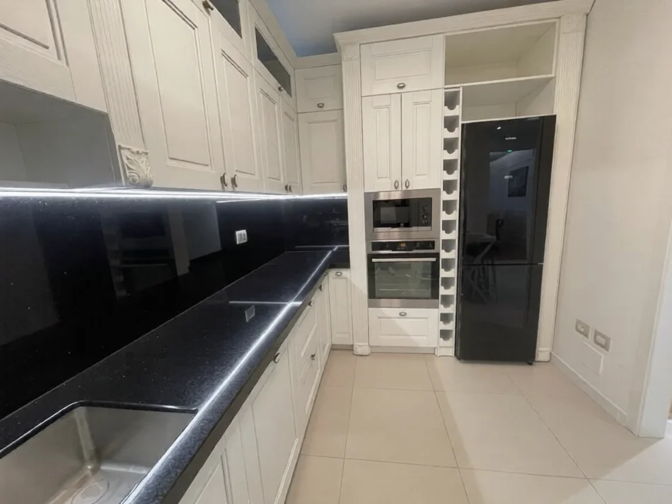Tirane, jepet me qera apartament 3+1 Kati 5, 180 m² 2.500 € 