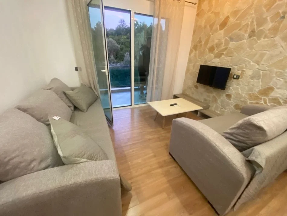 Tirane, jepet me qera apartament 1+1+Ballkon Kati 2, 66 m² 500€ (Liqeni i Thate Kompleksi Bora)