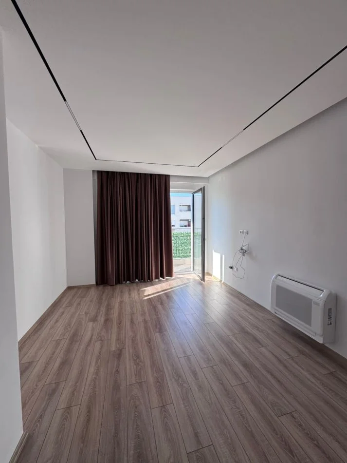Tirane, jepet me qera zyre Kati 7, 100 m² 900 € (Komuna e Parisit prane Kika 2)