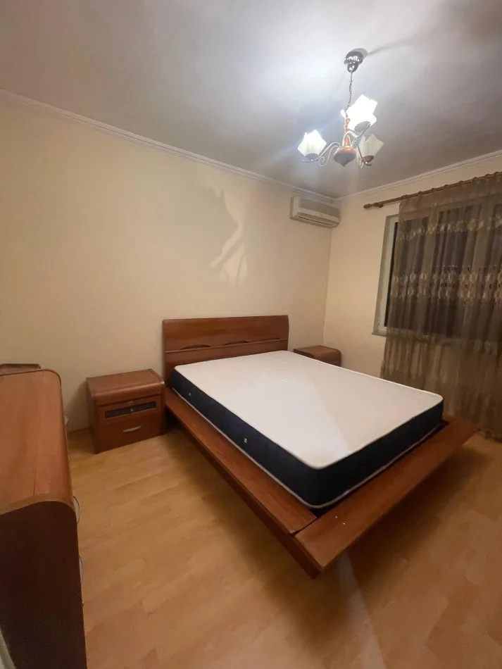 Tirane, apartament 2+1+Ballkon Kati 4, 80 m² (Rruga e Durresit)