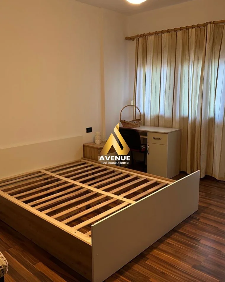 Tirane, jepet me qera apartament 2+1 , 102 m² 900 € (Rruga Elbasanit)