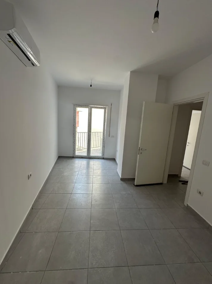 Tirane, jepet me qera apartament 2+1 Kati 1, 96 m² 600 € (Rruga Barrikadave)