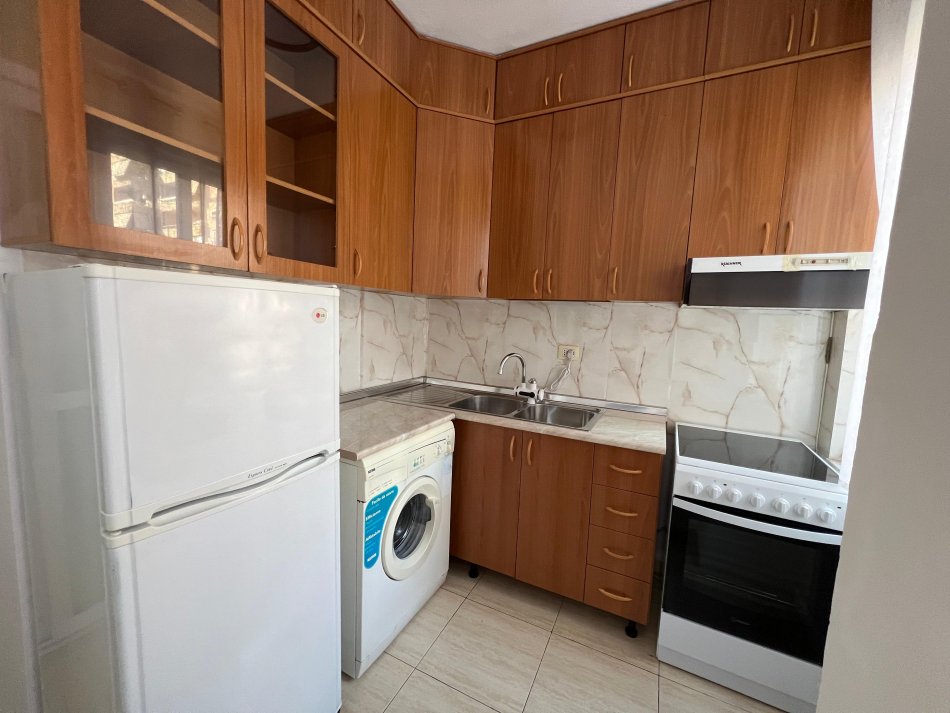 Tirane, jepet me qera apartament 1+1 Kati 3, 63 m² 650 € (Komuna e Parisit tek BKT)
