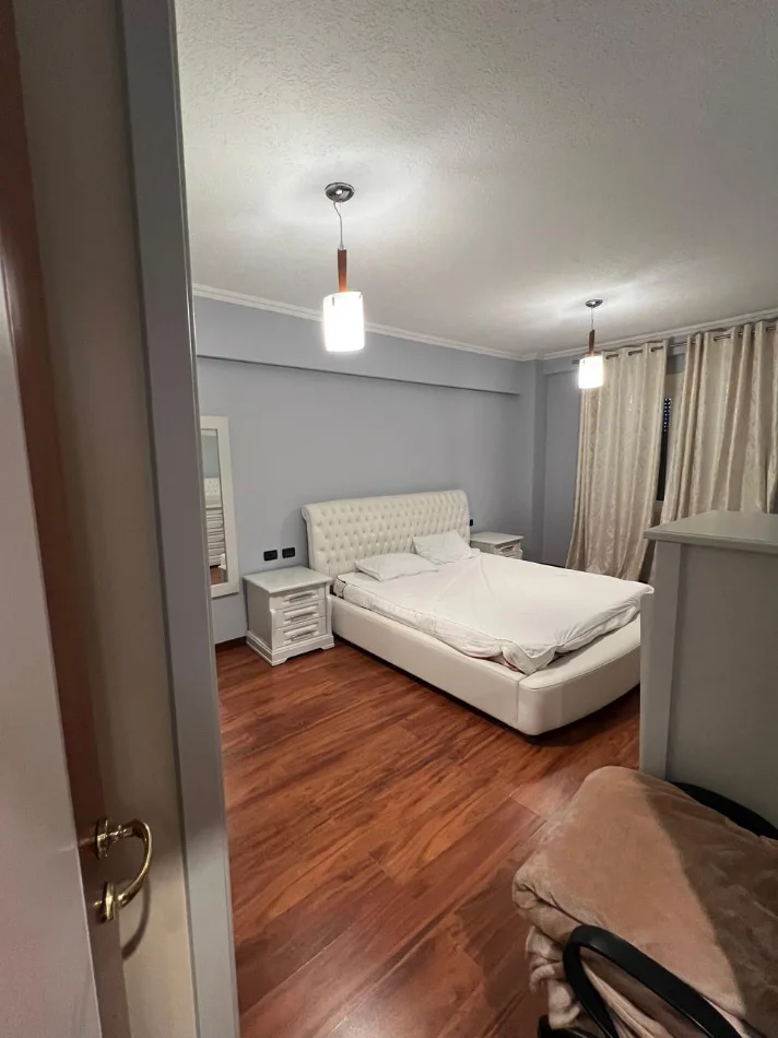 Tirane, jepet me qera apartament 3+1 Kati 3, 150 m² 2.000 € (Bllok)