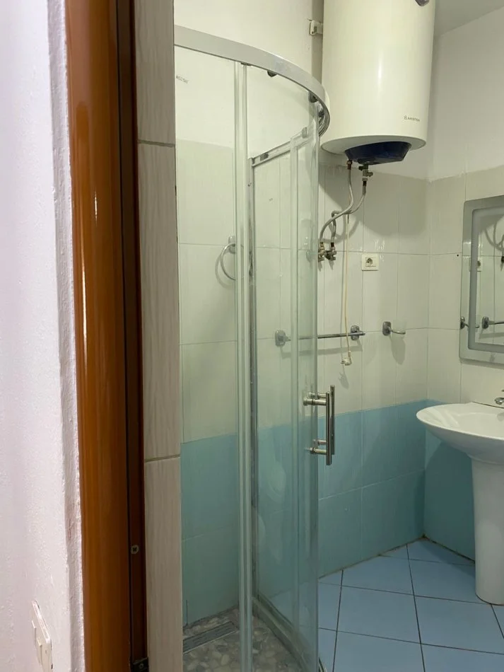 Tirane, jepet me qera apartament 1+1+Ballkon Kati 4, 65 m² 400 € (Astir prane xhamero bar)