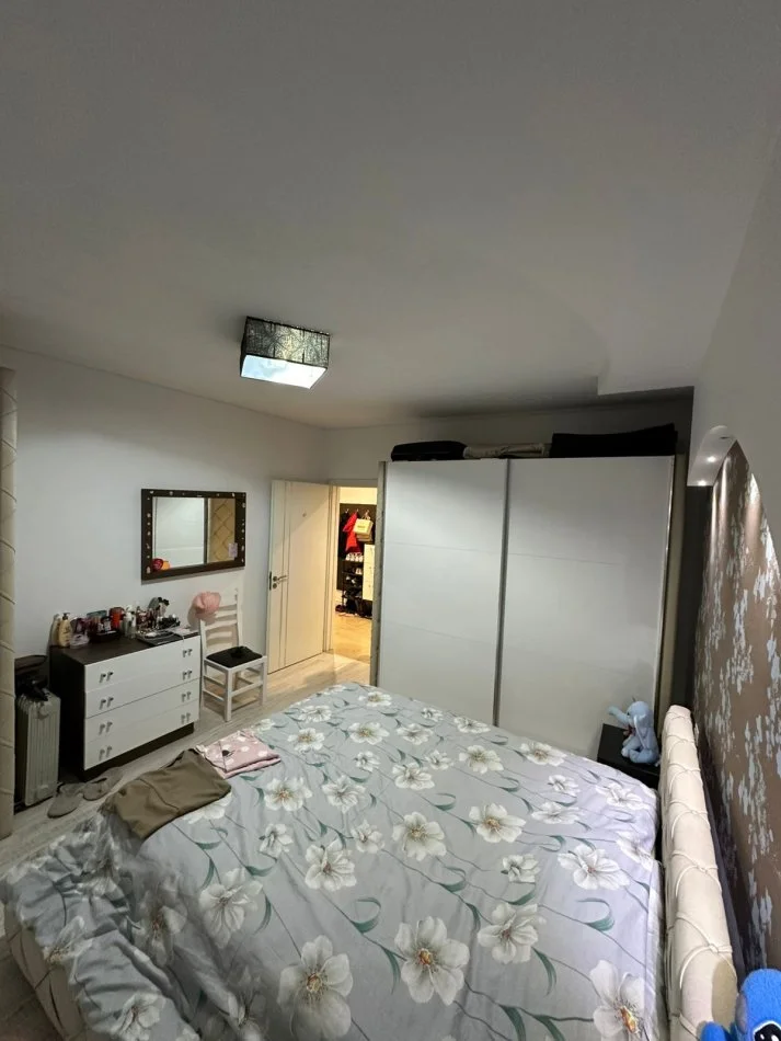 Tirane, jepet me qera apartament 2+1+Ballkon Kati 4, 90 m² 550 € (rruga 3 Deshmoret)