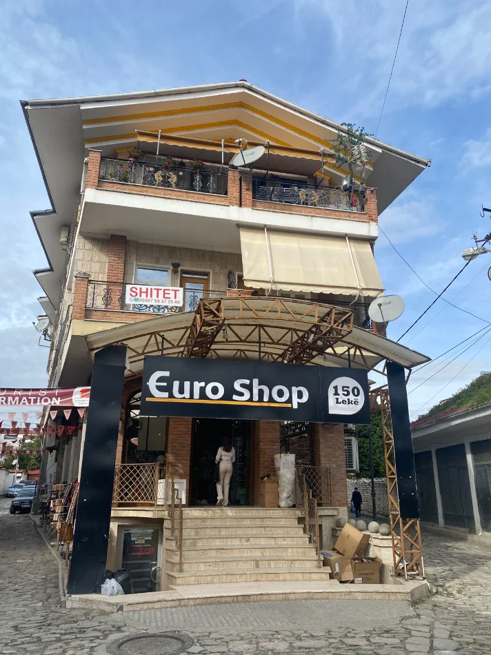 Elbasan, jepet me qera ambjent biznesi Kati 2, 117 m² 800 €