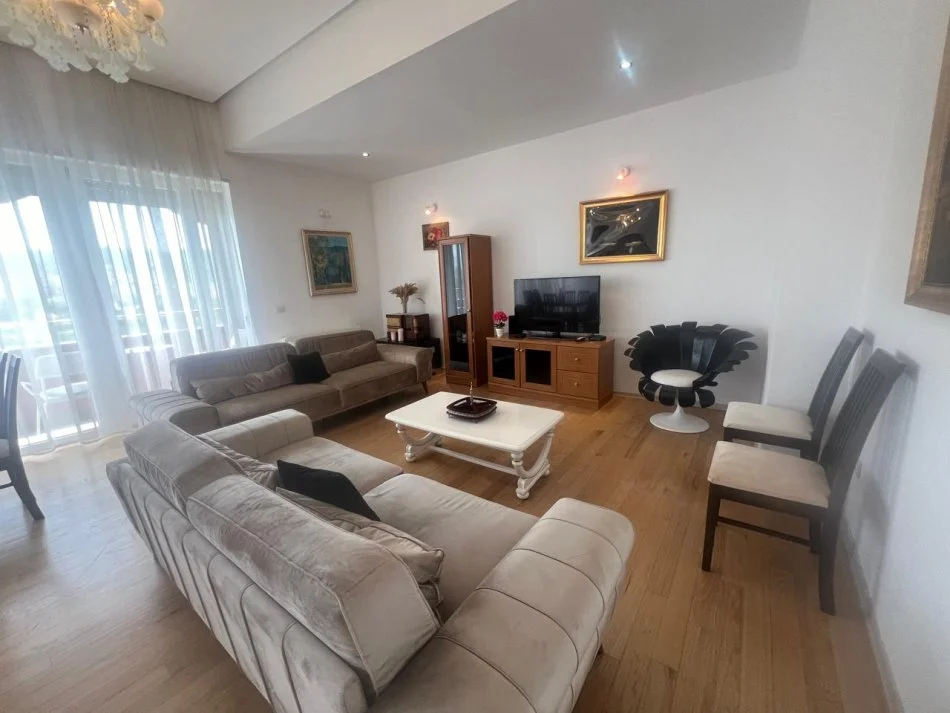 Tirane, jepet me qera apartament 3+1+Ballkon Kati 7, 180 m² 2,100 € (Liqeni)