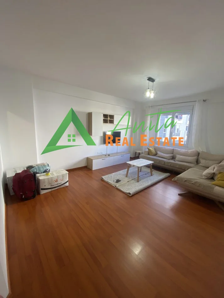 Tirane, jepet me qera apartament 1+1+Ballkon Kati 4, 80 m² 500 € (21 Dhjetroi)