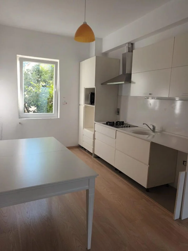 Tirane, shitet apartament 3+1+Ballkon Kati 2, 150 m² 140.000 € (shkoze)