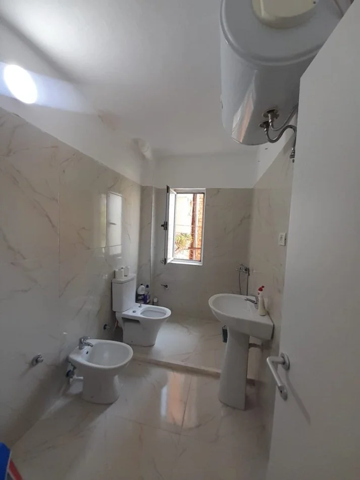 Tirane, jepet me qera apartament 1+1+Ballkon Kati 4, 60 m² 400 € (21 Dhjetori)