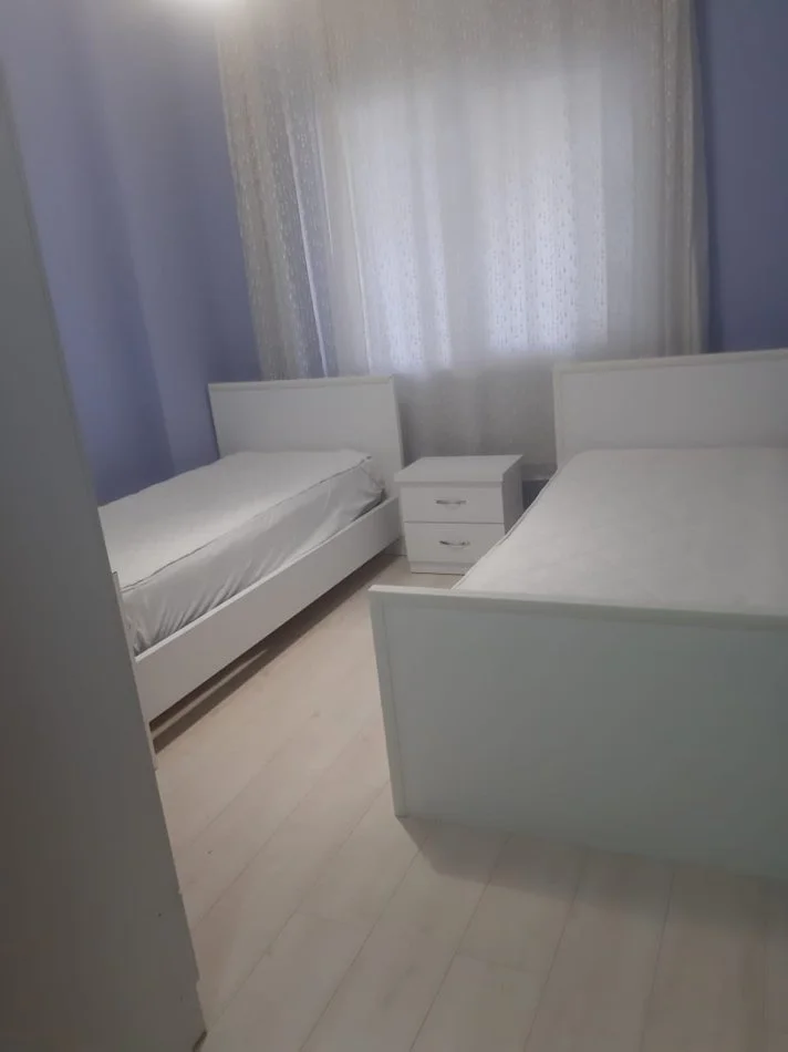 Tirane, jepet me qera apartament 2+1+Ballkon Kati 3, 90 m² 650 € (rruga Elbasanit)