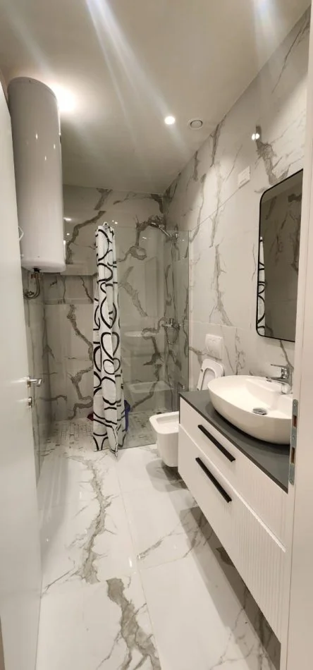 Tirane, jepet me qera apartament 2+1+Ballkon Kati 11, 2.300 € (Rezidenca Lake View)