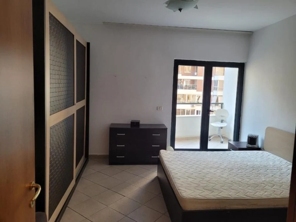 Tirane, jepet me qera apartament 1+1+Ballkon Kati 6, 75 m² 550 € (Stacioni Trenit, rruga Rreshit Petrela)