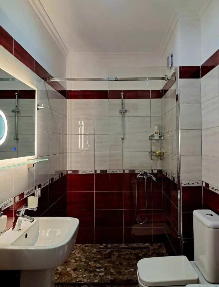 Tirane, jepet me qera apartament 2+1+Ballkon Kati 5, 110 m² 1.250 € (Pazari Ri)