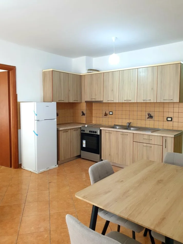 Tirane, jepet  me qera apartament 2+1+Ballkon Kati 4, 100 m² 400 € (Thoma Koxhaj)