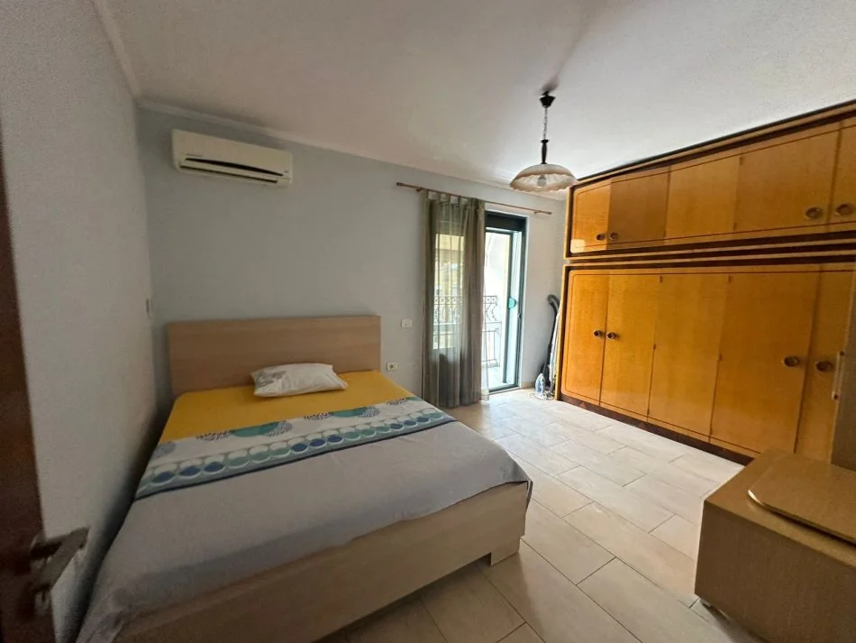 Tirane, jepet me qera 1+1+Ballkon Kati 4, 65 m² 500 € (Bllok)