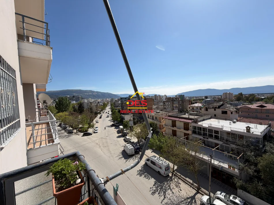 Vlore, shitet apartament 2+1+Ballkon Kati 3, 97 m² 128.000 € (Rruga Demokracia)