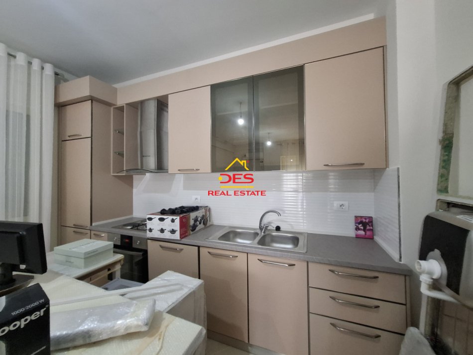 Vlore, jepet me qera apartament 1+1+Ballkon Kati 1, 75 m² 400 € (Rruga Çamëria)