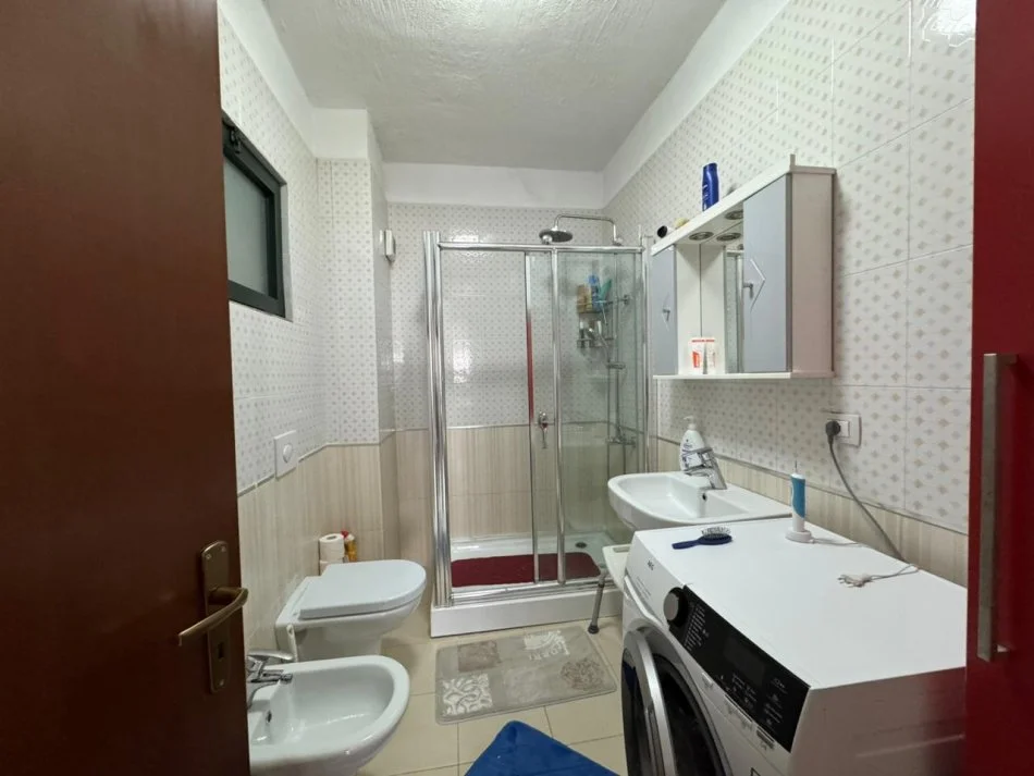 Tirane, jap me qera apartament 2+1+Ballkon Kati 2, 212 m² 250.000 € 