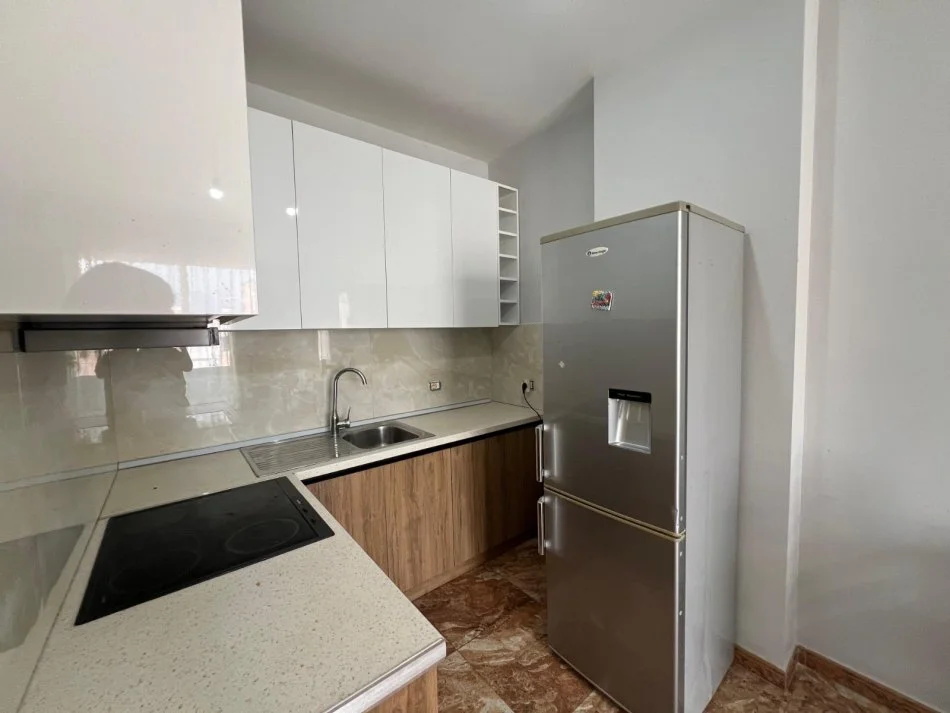 Tirane, jepet me qera 1+1 Kati 8, 70 m² 400 € (Astir)